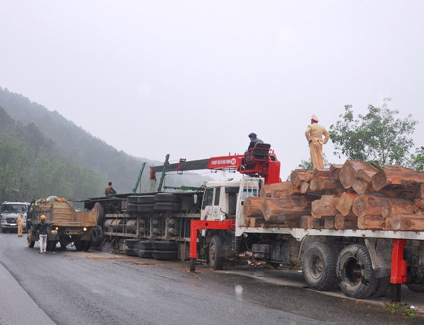 Lật xe chở gỗ, Quốc lộ 1A ùn tắc gần một ngày ảnh 2